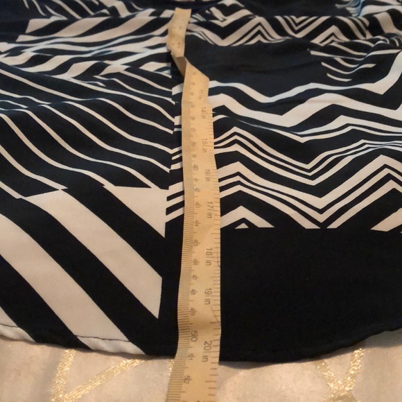 Bundle Blk/Wht tops both MD - Picture 3 of 8